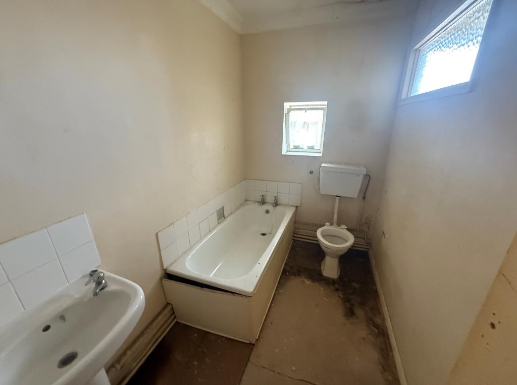 Lot: 167 - STUDIO FLAT FOR REFURBISHMENT - Bathroom with WC